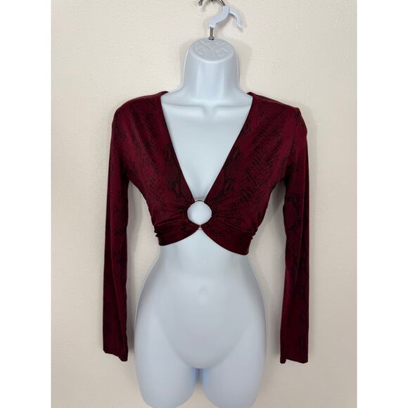 PrettyLittleThing Red Snake Print Ring Front Long Sleeve Crop Top NWT Size Small - Picture 1 of 5